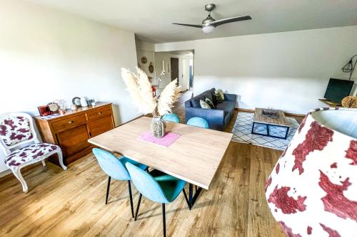 - un salon avec une table en bois et des chaises bleues dans l'établissement Hypercenter - Secure residence - Dream Spirit, à Avignon
