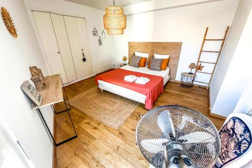 Cette petite chambre comprend un lit et un ventilateur. dans l'établissement Hypercenter - Secure residence - Dream Spirit, à Avignon