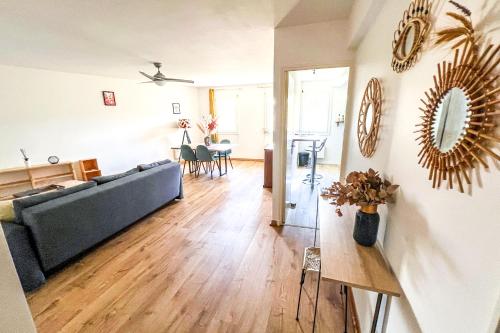 un salon avec un canapé et une table dans l'établissement Hypercenter - Secure residence - Dream Spirit, à Avignon