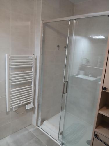 une salle de bain avec douche et lavabo dans l'établissement Superbe appartement neuf, à Six-Fours-les-Plages