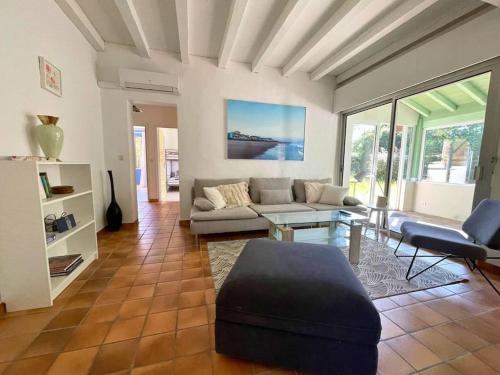 un salon avec un canapé et une table dans l'établissement MAEVA - Belle maison au centre ville à deux pas du lac, à Soorts-Hossegor