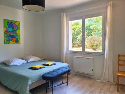 une chambre avec un lit et une fenêtre dans l'établissement MAEVA - Belle maison au centre ville à deux pas du lac, à Soorts-Hossegor