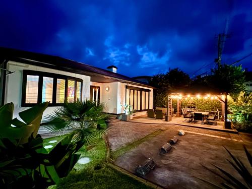 Zahrada ubytování 弓ヶ浜海水浴場徒歩1分! 一棟貸別荘! Yumigahama Beach House & BBQ!