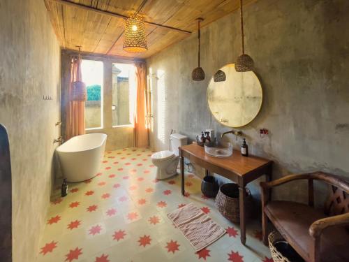 Koupelna v ubytování BAIA Nest Surf Villa Near the Beach - WiFi, Self-Serve Breakfast, Pet Friendly with a Fee