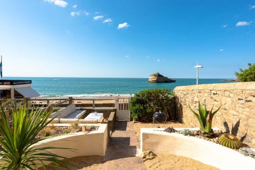 d'une terrasse avec vue sur l'océan. dans l'établissement AROHA Apt with terrasse and sea view in Biarritz, à Biarritz