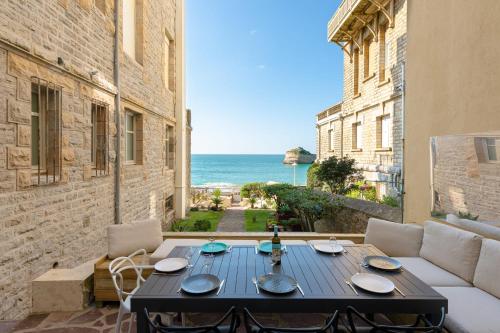 - une table sur un balcon avec vue sur l'océan dans l'établissement AROHA Apt with terrasse and sea view in Biarritz, à Biarritz
