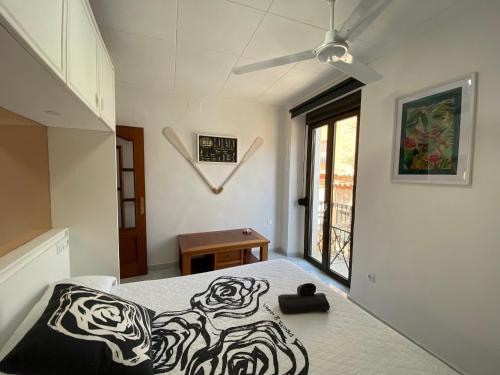 Postel nebo postele na pokoji v ubytování Apartaments Portbou Costa Brava