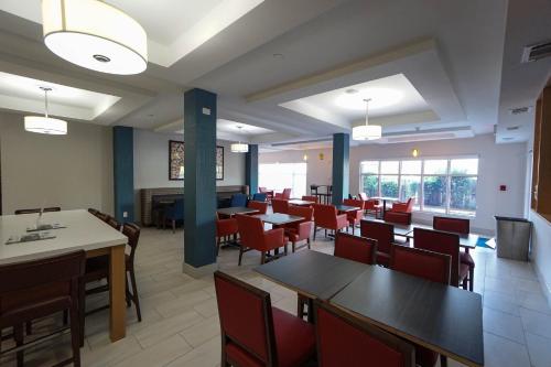 Restaurace v ubytování Holiday Inn Express Hotel & Suites Savannah Midtown by IHG