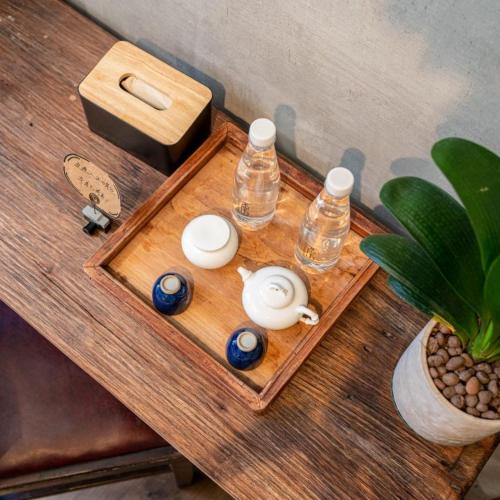 a wooden tray with bottles on top of a table at Wuyuan On The Bound Hotel-婺源水岸边民宿 in Jianlingjue