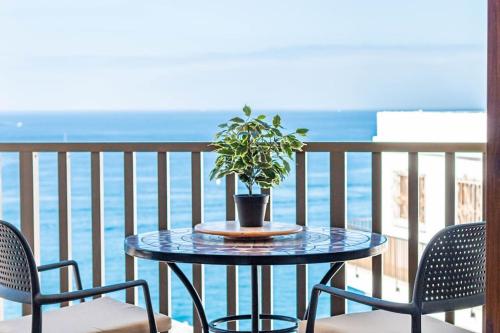 a table with a potted plant on a balcony at Almodo Suite Patalavaca in Patalavaca
