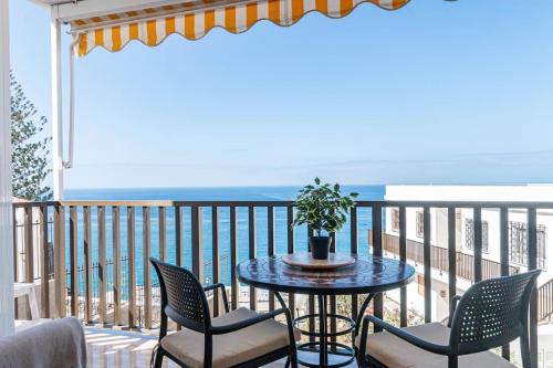 a table and chairs on a balcony with the ocean at Almodo Suite Patalavaca in Patalavaca