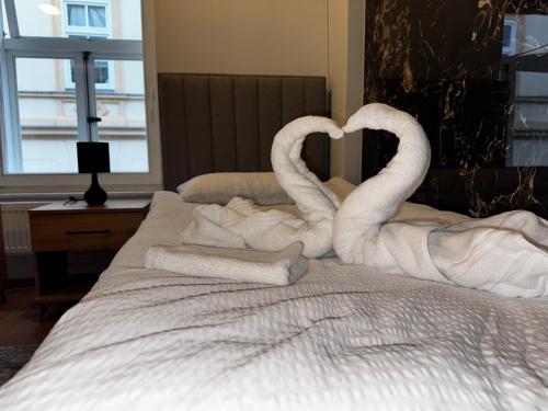 リュブリャナにあるŠeherezada Roomsの白鳥二頭