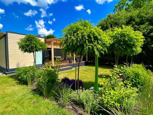 una casa con alberi nel cortile di Eden House a Druskininkai