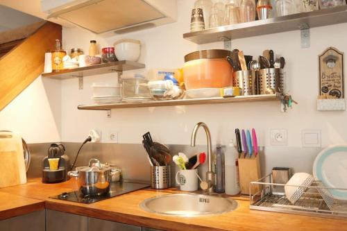 une cuisine avec un évier et un plan de travail dans l'établissement OPARADI 'Le vieux Lille' à deux pas des boutiques et restaurants, à Lille