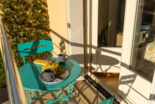 une table avec une assiette de fruits sur un balcon dans l'établissement Bella Vista - Studio - Balcon - Parking, à Châtel-Guyon