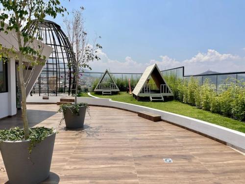 a balcony with a garden with a tent on a building at Moderno garzonier in Cochabamba