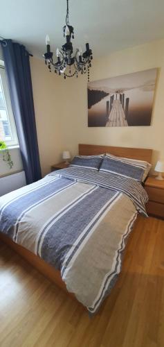 Un dormitorio con una cama y una lámpara de araña en Double room&Private bath near the Square Mile, en Londres