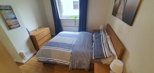 Un dormitorio con una cama y una ventana en Double room&Private bath near the Square Mile, en Londres