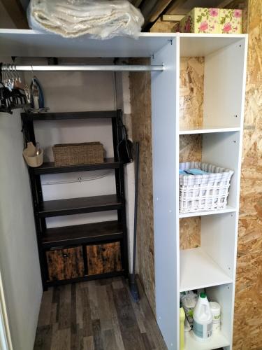 a closet before and after being organized at Studio très calme 5mn VICHY in Bellerive-sur-Allier
