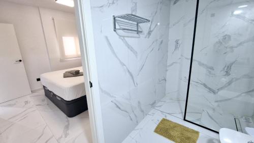 a bathroom with a shower with white marble at Apartamento Lujoso Centro Torrevieja in Torrevieja