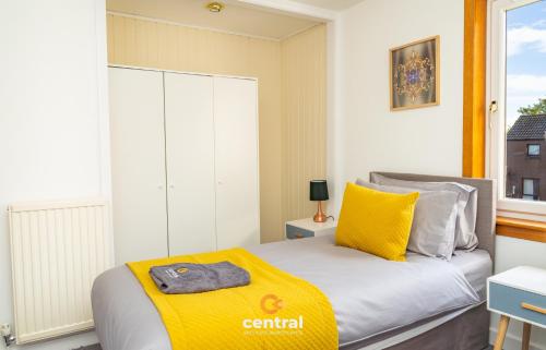 Giường trong phòng chung tại 3 Bedrooms - Sleeps 4 - SuperKing Bed - King Bed - 2 Single Beds - Fully Equipped - Street Parking - Great Location - Contact us for your SHORT & LONG Term Stay Requirements CENTRAL SHORT LETS DUNDEE