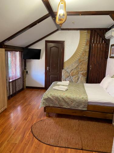 ヴィーンヌィツャにあるIdeal Hotelのベッドと石の壁のある寝室