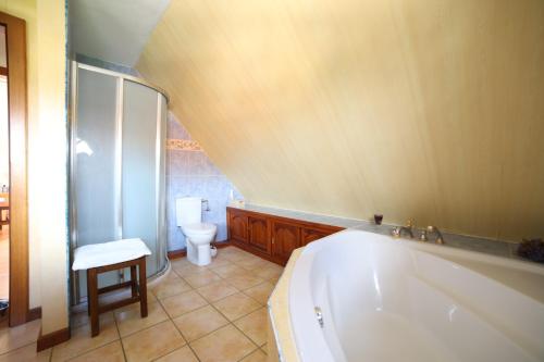 Ένα μπάνιο στο HAVRE DE PAIX - Maison 3 étoiles - Piscine Privée - Europapark