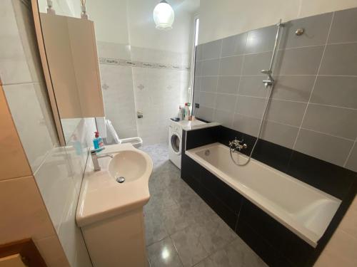 a bathroom with a sink and a tub and a toilet at Bed'n Fast Savona in Savona