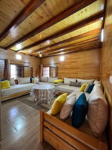 a room with couches and a table in a cabin at Chalet nina in Azrou