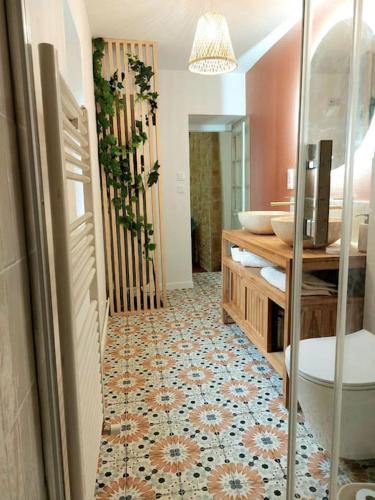 une salle de bain avec toilettes, lavabo et miroir dans l'établissement Le Patio - Cinélodge avec jardin, à Poitiers