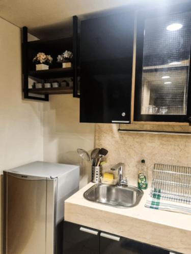 Kuchyň nebo kuchyňský kout v ubytování Apartemen Uttara the Icon
