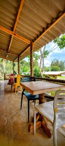 un gruppo di tavoli e sedie sotto un padiglione di Rancho Acácia São Roque a São Roque