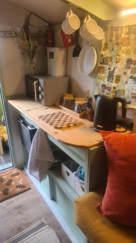 Ruang duduk di Blue bells Small but quirky & Cozy Shepherd's Hut