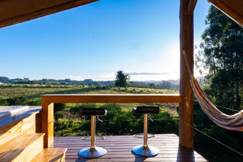 Balkón nebo terasa v ubytování Chalé romântico com jacuzzi e vista do pôr-do-sol