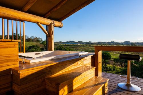 Balkón nebo terasa v ubytování Chalé romântico com jacuzzi e vista do pôr-do-sol