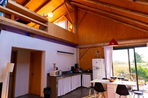 Kuchyň nebo kuchyňský kout v ubytování Chalé romântico com jacuzzi e vista do pôr-do-sol