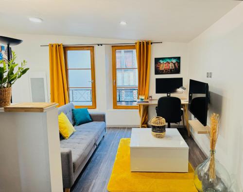 Photo de la galerie de l'établissement Le Chill Office Appartement - Cosy - hypercentre piéton Troyes, à Troyes