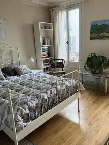 une chambre avec un lit blanc et une fenêtre dans l'établissement Grand Appartment 
