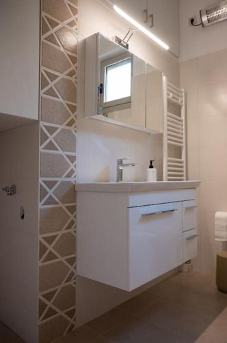 Erato 2 Cosy Apartment by HomeSH