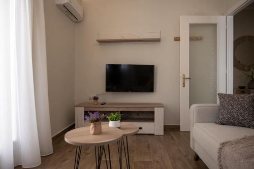 Erato 2 Cosy Apartment by HomeSH