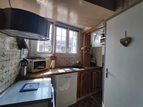 eine Küche mit Spüle und Arbeitsplatte in der Unterkunft Maison Familiale à la Montagne in Soulom