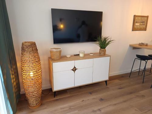 sala de estar con TV en la parte superior de un tocador en Ocean View Luxury Big Terrace 1 Bedroom, en Adeje