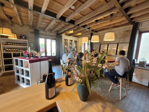 un groupe de personnes assises dans une salle de dégustation de vin dans l'établissement Bulle de campagne à Saint Benoit la Forêt, à Saint-Benoît-la-Forêt