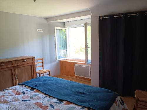 une chambre avec un lit et une fenêtre dans l'établissement RDC entrée extérieur privatifs, à Mandailles