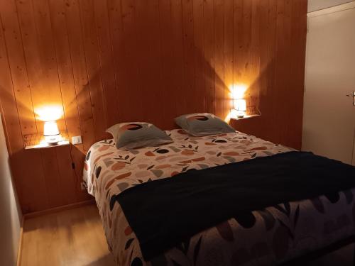 une chambre avec un lit avec deux oreillers dessus dans l'établissement RDC entrée extérieur privatifs, à Mandailles