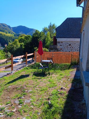 un banc assis dans l'herbe à côté d'une clôture dans l'établissement RDC entrée extérieur privatifs, à Mandailles