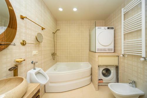 Koupelna v ubytování Cozy Apartment with a beautiful view of old town