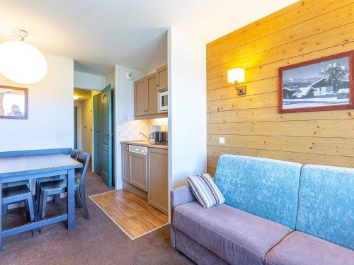 un salon et une cuisine avec un canapé et une table dans l'établissement Appartement cosy 25m² 2 pièces pour 4 pers avec balcon - La Plagne-Tarentaise - FR-1-353-132, à La Plagne Tarentaise