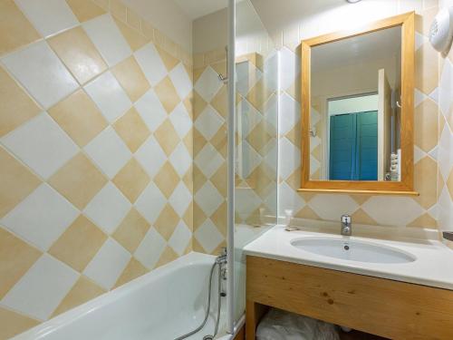 une salle de bain avec un lavabo, un miroir et une baignoire dans l'établissement Appartement cosy 25m² 2 pièces pour 4 pers avec balcon - La Plagne-Tarentaise - FR-1-353-132, à La Plagne Tarentaise