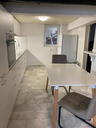 Appartment by Eftymiaにあるキッチンまたは簡易キッチン